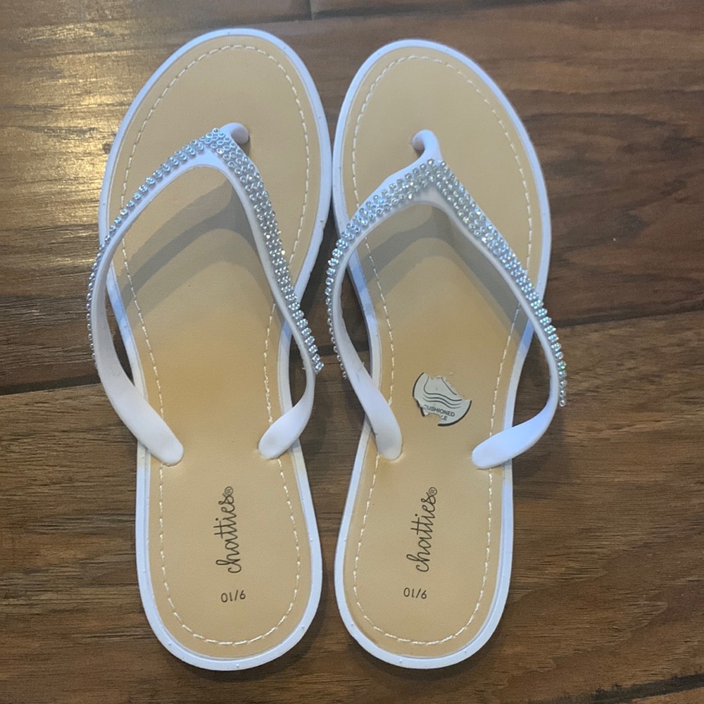 White sandals / rinestones